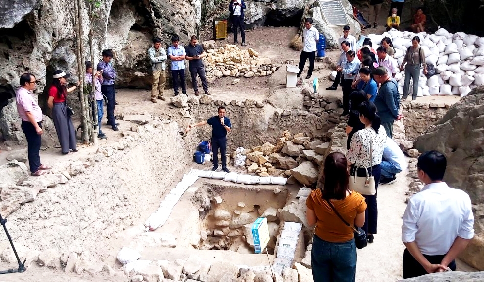 Các Đại biểu nghe đại diện Viện Khảo cổ học Báo cáo kết quả sơ bộ cuộc khai quật tại Di chỉ Mái đá Ngườm, xã Thần Sa, huyện Võ Nhai