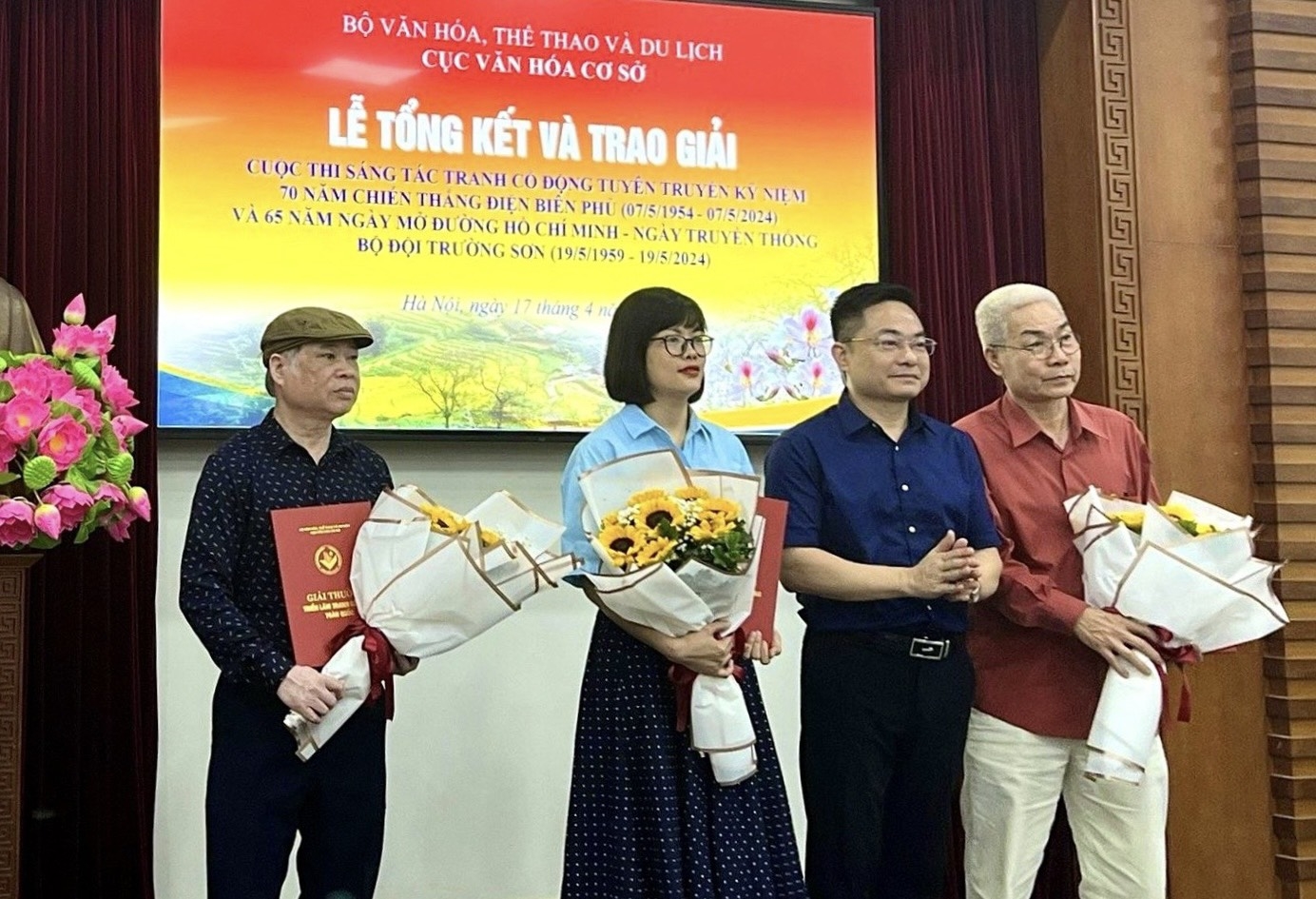 Phó Cục trưởng Cục Văn hóa cơ sở Nguyễn Quốc Huy trao giải Nhì cho các tác giả.