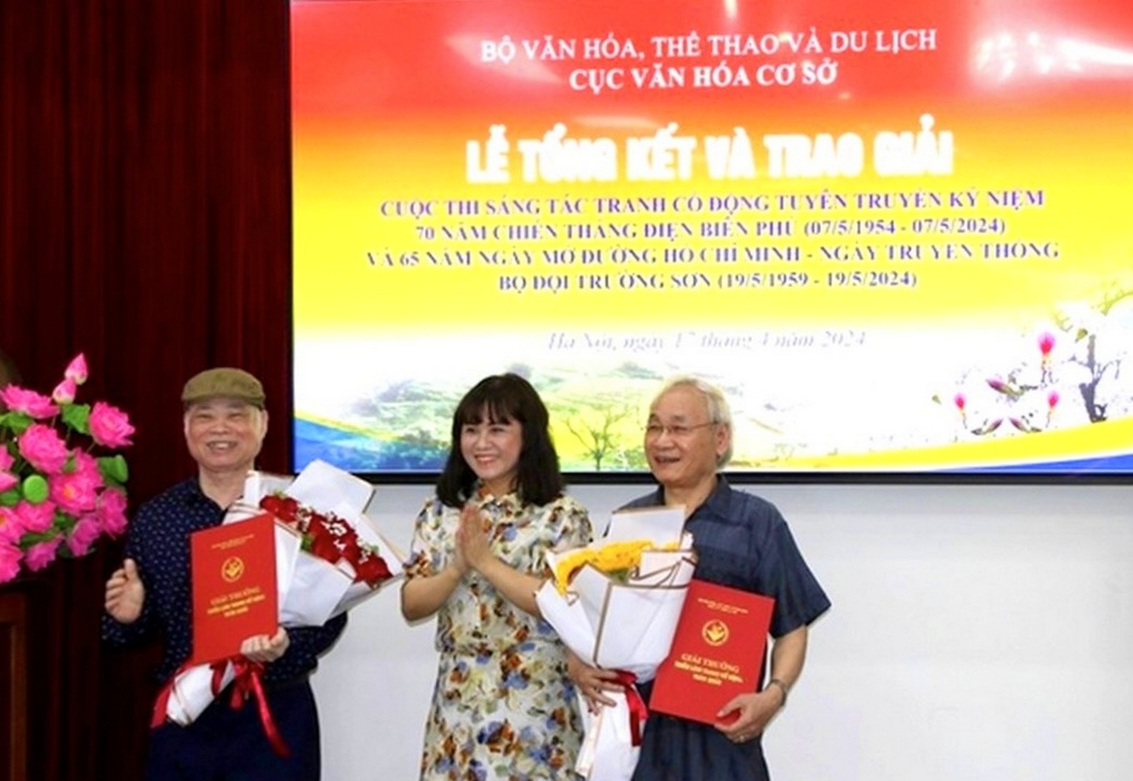 Cục trưởng Cục Văn hóa Cơ sở (giữa) trao 02 giải Nhất cho các tác giả của 2 cuộc thi.