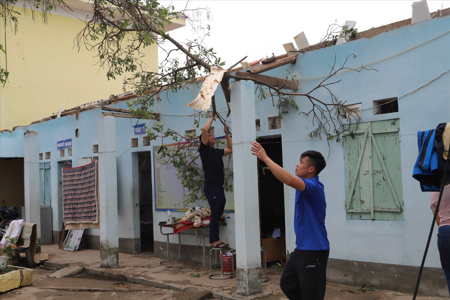 Cán bộ, nhân dân các địa phương tập trung hỗ trợ người dân khắc phục hậu quả do gió lốc gây ra 