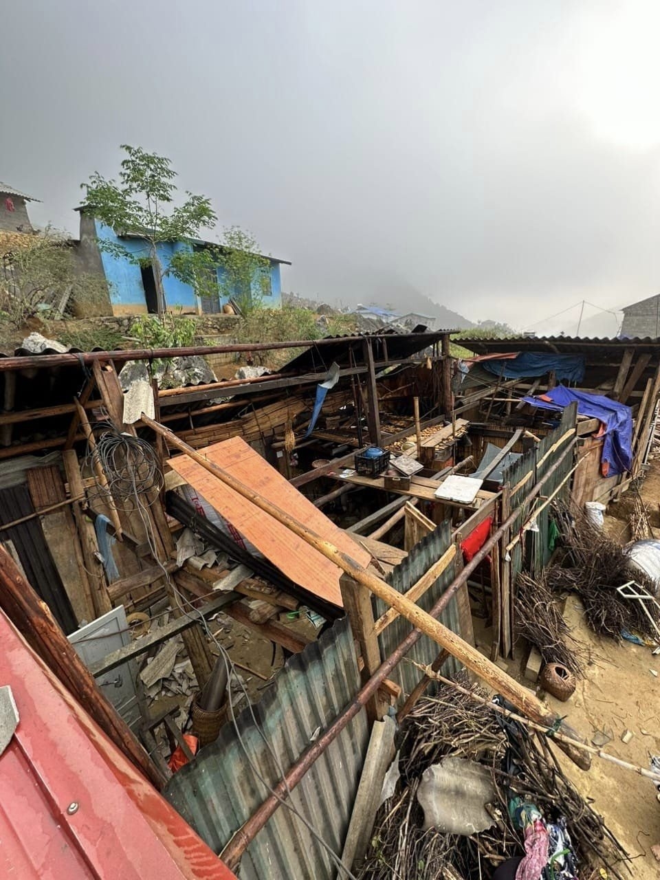 Thiệt hại do gió lốc là rất lớn, gây ảnh hưởng nghiêm trọng đến đời sống Nhân dân các dân tộc huyện Mèo Vạc
