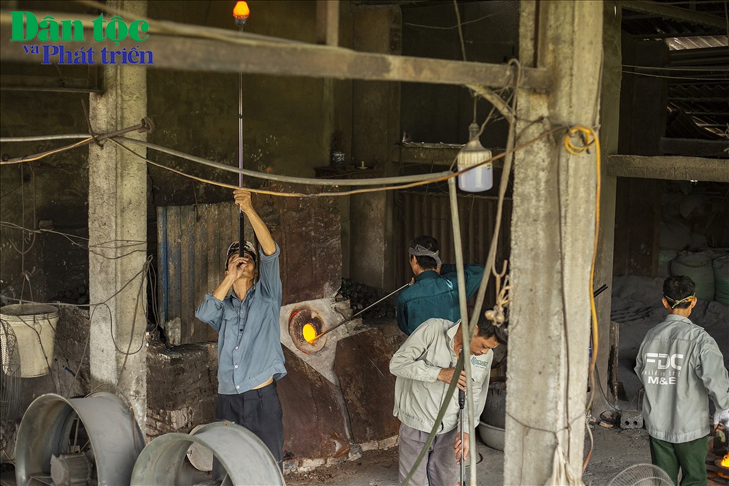 Hơn 70 năm trước, nghề thổi thuỷ tinh đã có mặt tại thôn Xối Trì.