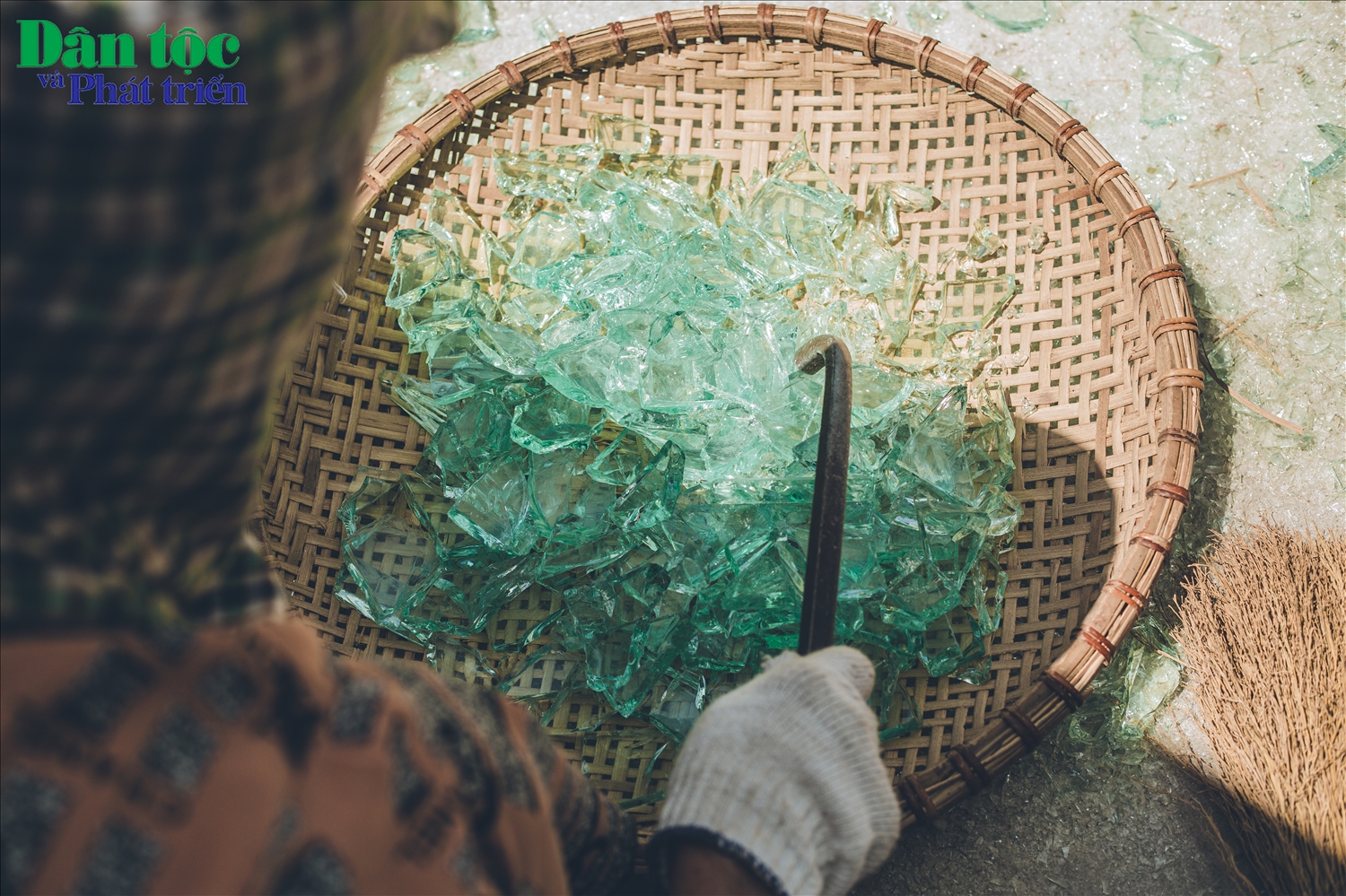 Quy trình làm nghề thổi thủy tinh trải qua nhiều công đoạn. Đầu tiên là việc chọn nguyên liệu, các mảnh thủy tinh phải đảm bảo không bám bẩn và được phân loại theo màu xanh, trắng khác nhau. 