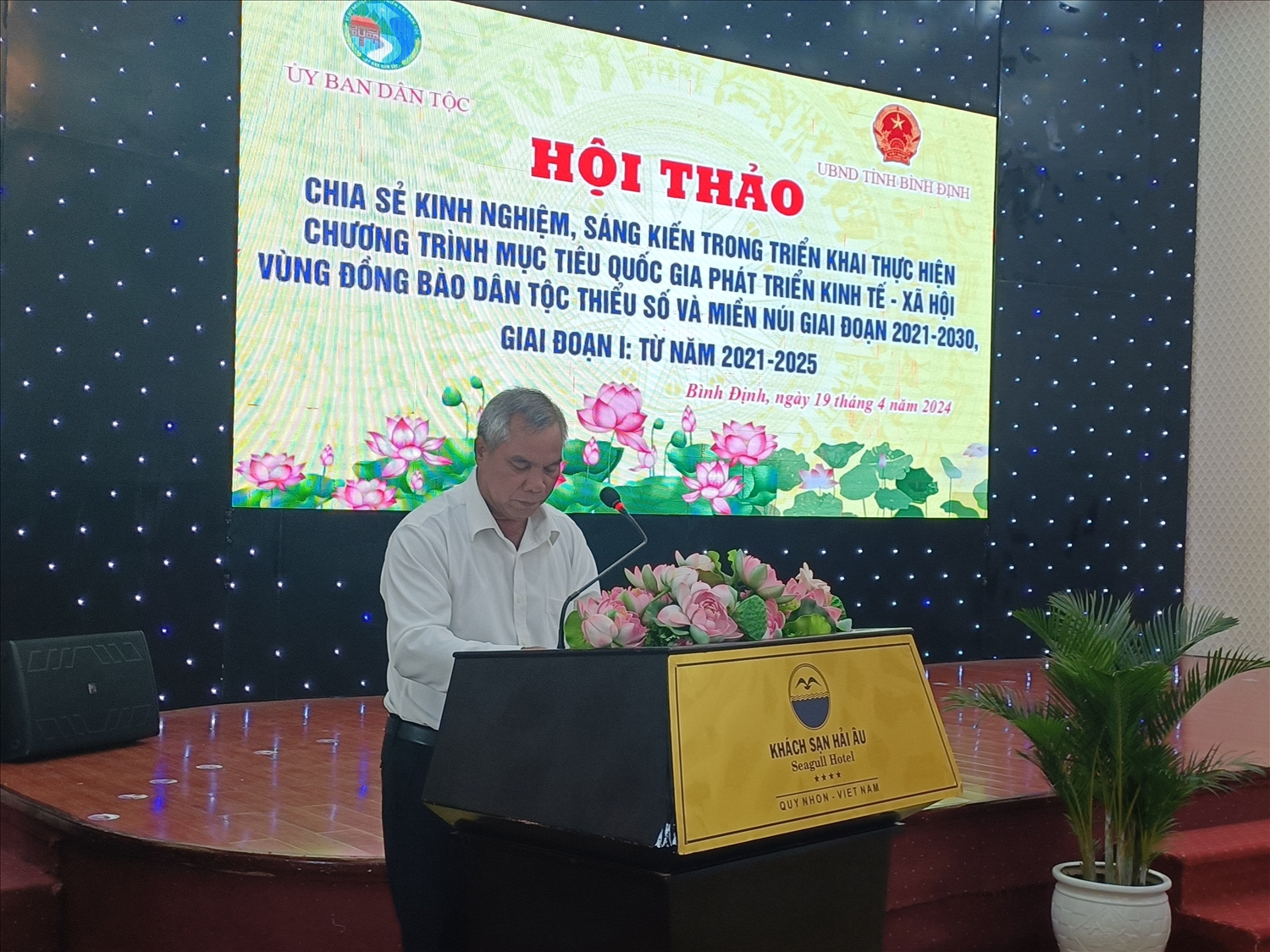 Ông Đinh Văn Lung, Trưởng ban Ban Dân tộc Bình Định phát biểu tại Hội thảo