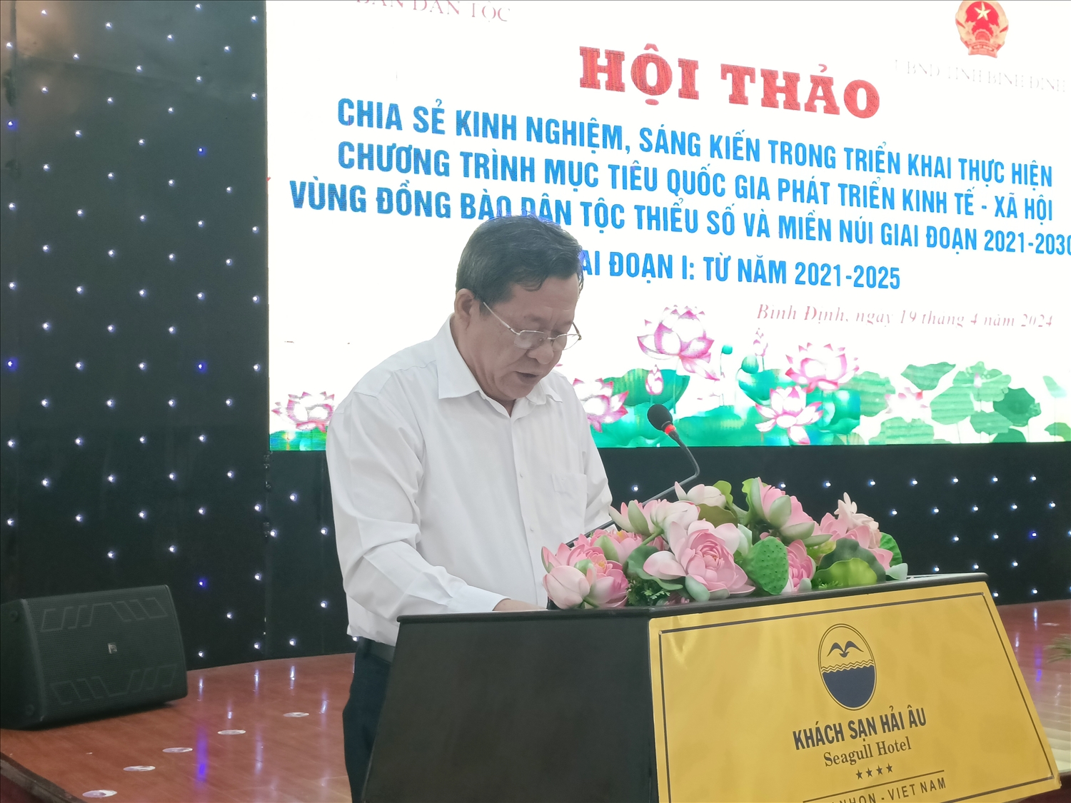 Ông Bùi Tiến Dũng, Phó Trưởng ban Ban Dân tộc Bình Định phát biểu tại Hội thảo