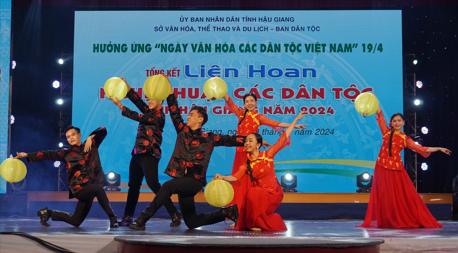 Tiết mục múa “Hoa Từ đất” của huyện Long Mỹ với trang phục truyền thống của người Hoa, đã đạt giải cao tại đêm Liên hoan nghệ thuật các dân tộc tỉnh Hậu Giang năm 2024