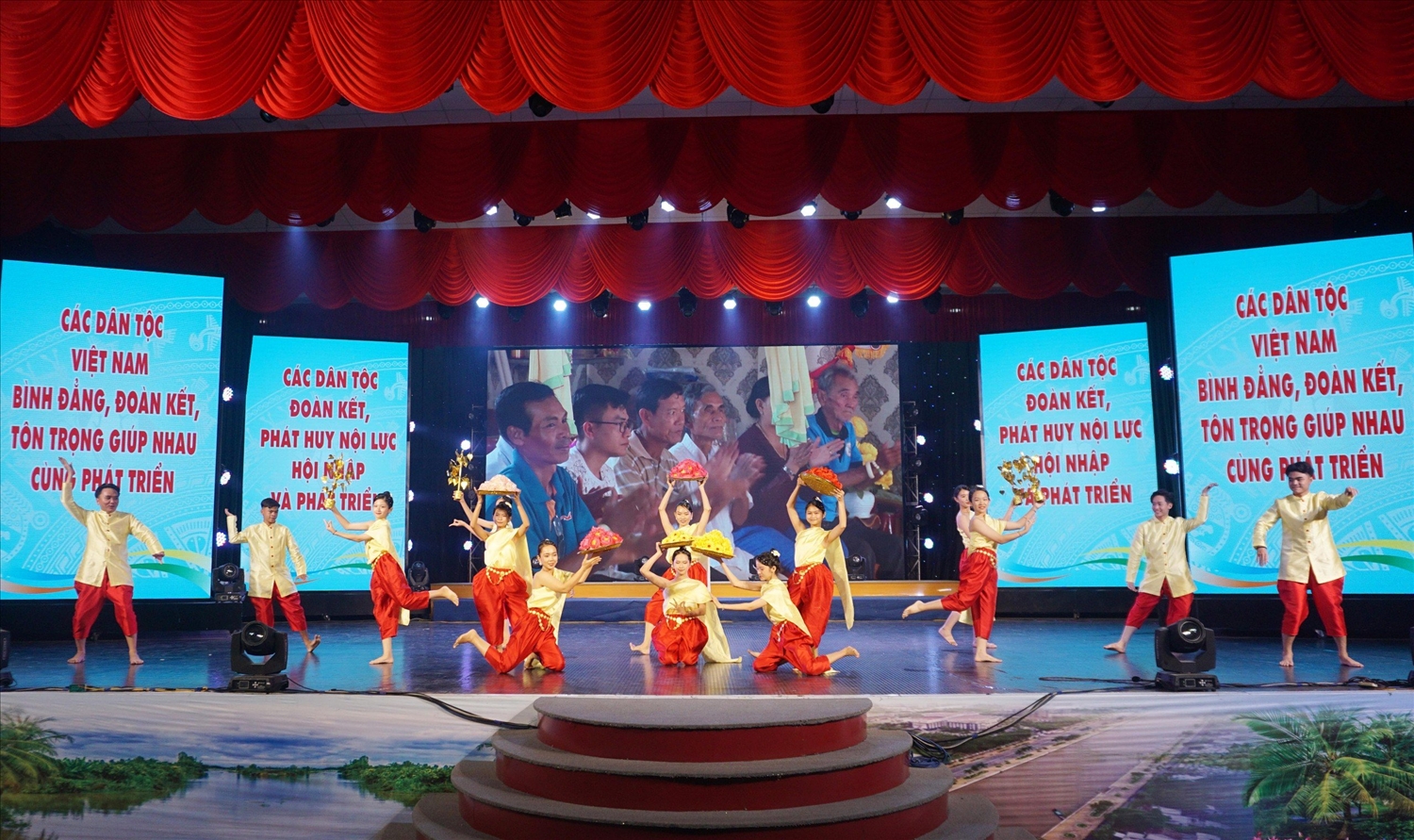 Tiết mục múa “Vui Tết Chôl Chnăm Thmây”, của huyện Châu Thành A ( Hậu Giang) trình diễn tại liên hoan