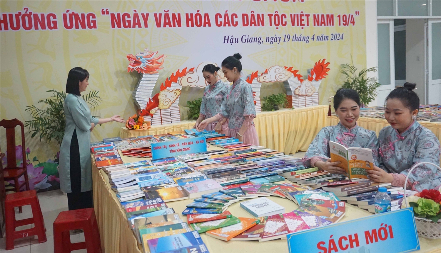 Ngoài việc được thưởng thức các tiết mục văn nghệ đặc sắc, Các đại biểu đến tham dự buổi Liên hoan Nghệ thuật các dân tộc tỉnh Hậu Giang năm 2024 còn tìm kiếm cho mình những quyển sách hay, bổ ích 
