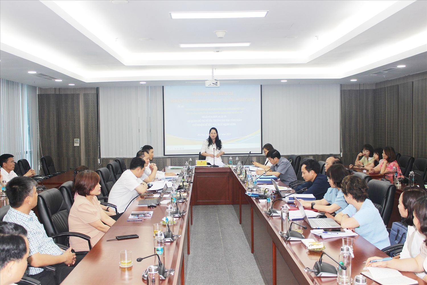 Thứ trưởng, Phó Chủ nhiệm Nông Thị Hà chủ trì buổi nghiệm thu đề tài cấp bộ
