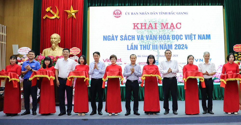 Các đại biểu cắt băng khai mạc Ngày Sách và Văn hóa đọc Việt Nam
