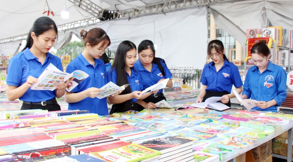 Đoàn viên thanh niên tham gia Ngày Sách và Văn hóa đọc Việt Nam