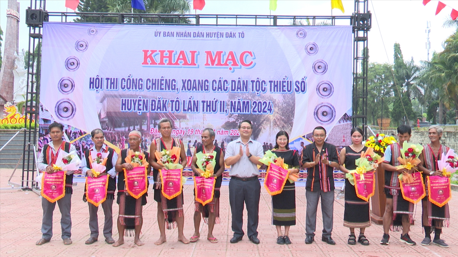 Ban tổ chức tặng hoa và cờ lưu niệm cho các đội tham gia hội thi