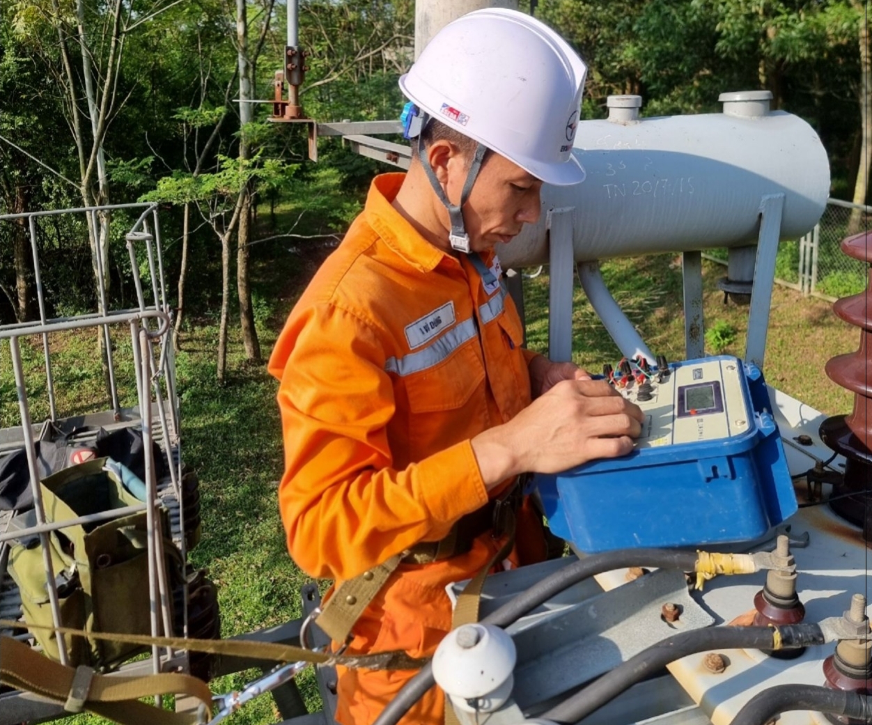Công nhân Pc Hà nam thực hiện kiểm tra TBA, đường dây cấp điện cho các trạm bơm