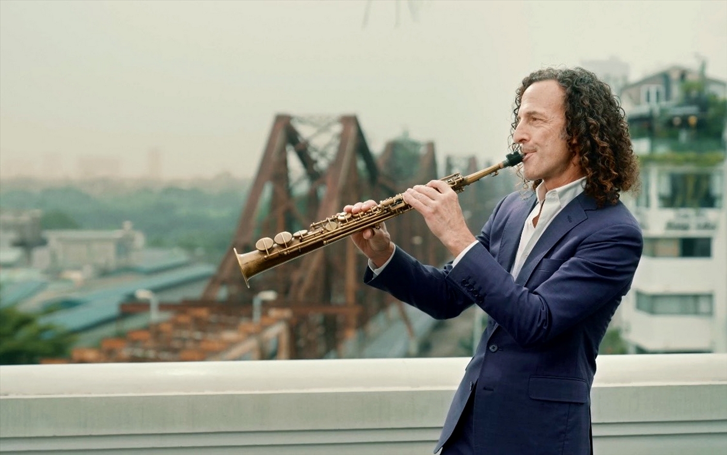 Vẻ đẹp của Cầu Chương Dương lúc bình minh trong MV “Going Home” của nghệ sĩ saxophone Kenny G.