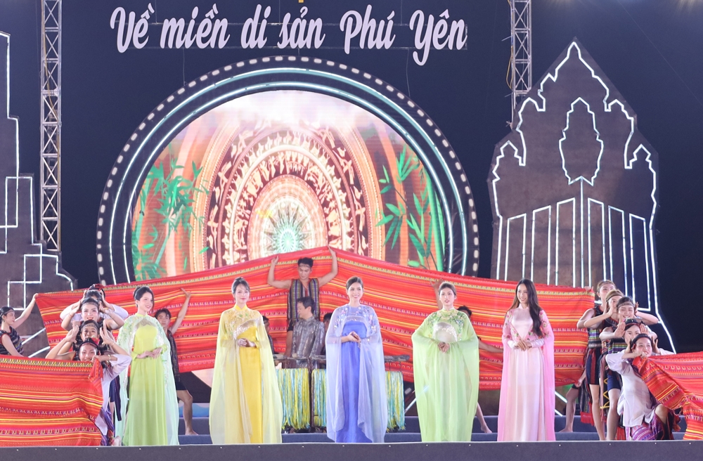 Với tinh thần hội tụ di sản, chương trình nghệ thuật đêm khai mạc đan xen màn trình diễn áo dài của Hoa hậu Việt Nam 2022.