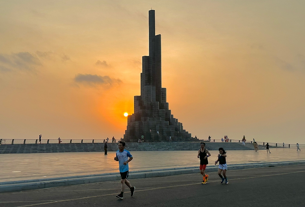 Các vận động viên phong trào tập chạy các cự ly qua quảng trường tháp Nghinh Phong. Ảnh: Tư liệu