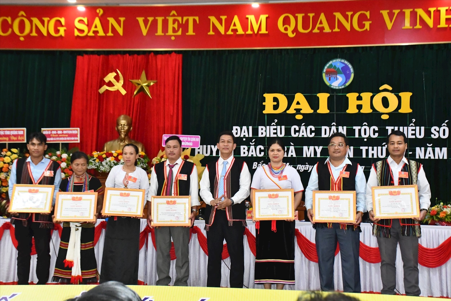 Các cá nhân và tập thể nhận Giấy khen của Trưởng Ban Dân tộc tỉnh Quảng Nam (Ảnh: D.L).