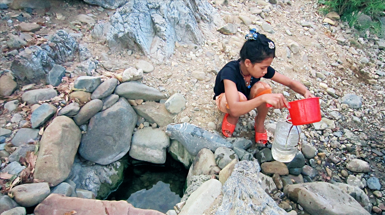 Trẻ em ở thị trấn Krông Klang giúp ba mẹ lấy nước ở con suối trên địa bàn để về nhà sử dụng (Ảnh: T.L).