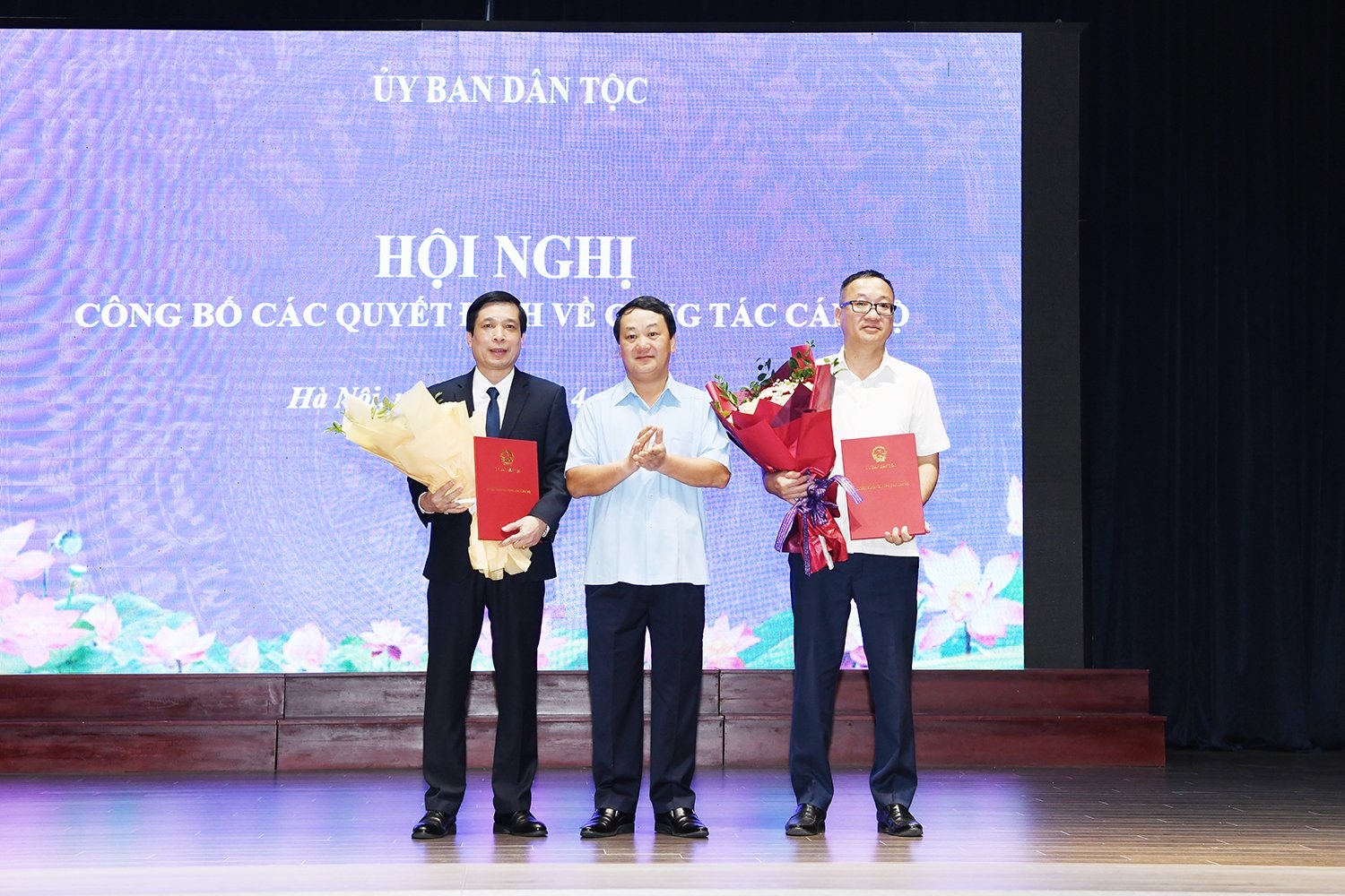 Bộ trưởng, Chủ nhiệm Hầu A Lềnh trao quyết định bổ nhiệm và tặng hoa chúc mừng ông Nguyễn Văn Thức và ông Nguyễn Tiến Phúc