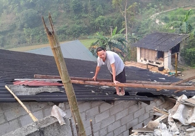 Một căn nhà ở xã Thắng Lợi, huyện Hạ Lang, bị tốc mái. Ảnh: TTXVN 