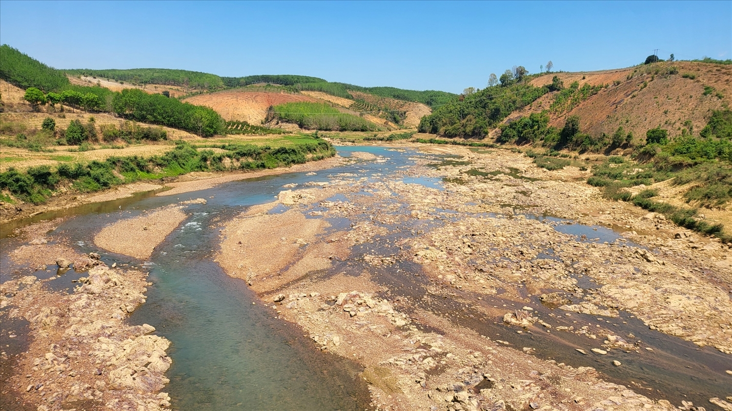 Nhiều sông, suối, hồ tại Gia Lai bị cạn trơ đáy bởi nắng nóng kéo dài