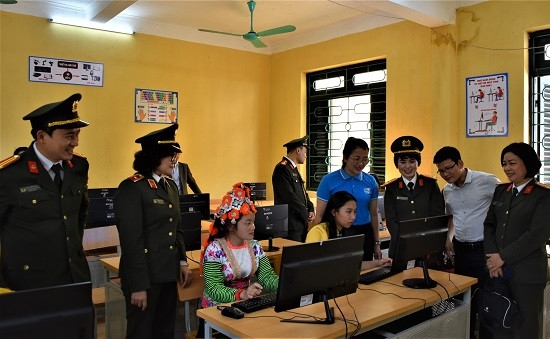 Đoàn Công tác Đảng và Công tác Chính trị Bộ Công an thăm phòng học máy tính do đơn vị kết nối trao tặng cho Trường Phổ thông trung học bán trú Trung học cơ sở Na Sang, huyện Mường Chà.