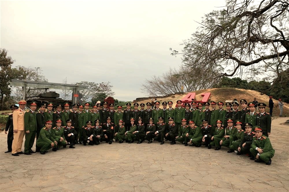 Đoàn công tác của Công an tỉnh Hưng Yên đến thăm, dâng hương tại Nghĩa trang Liệt sỹ Quốc gia A1 (tỉnh Điện Biên).