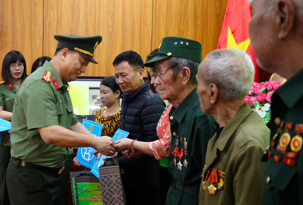 Lãnh đạo Công An TP. Hà Nội tặng quà tri ân các chiến sĩ Điện Biên năm xưa.