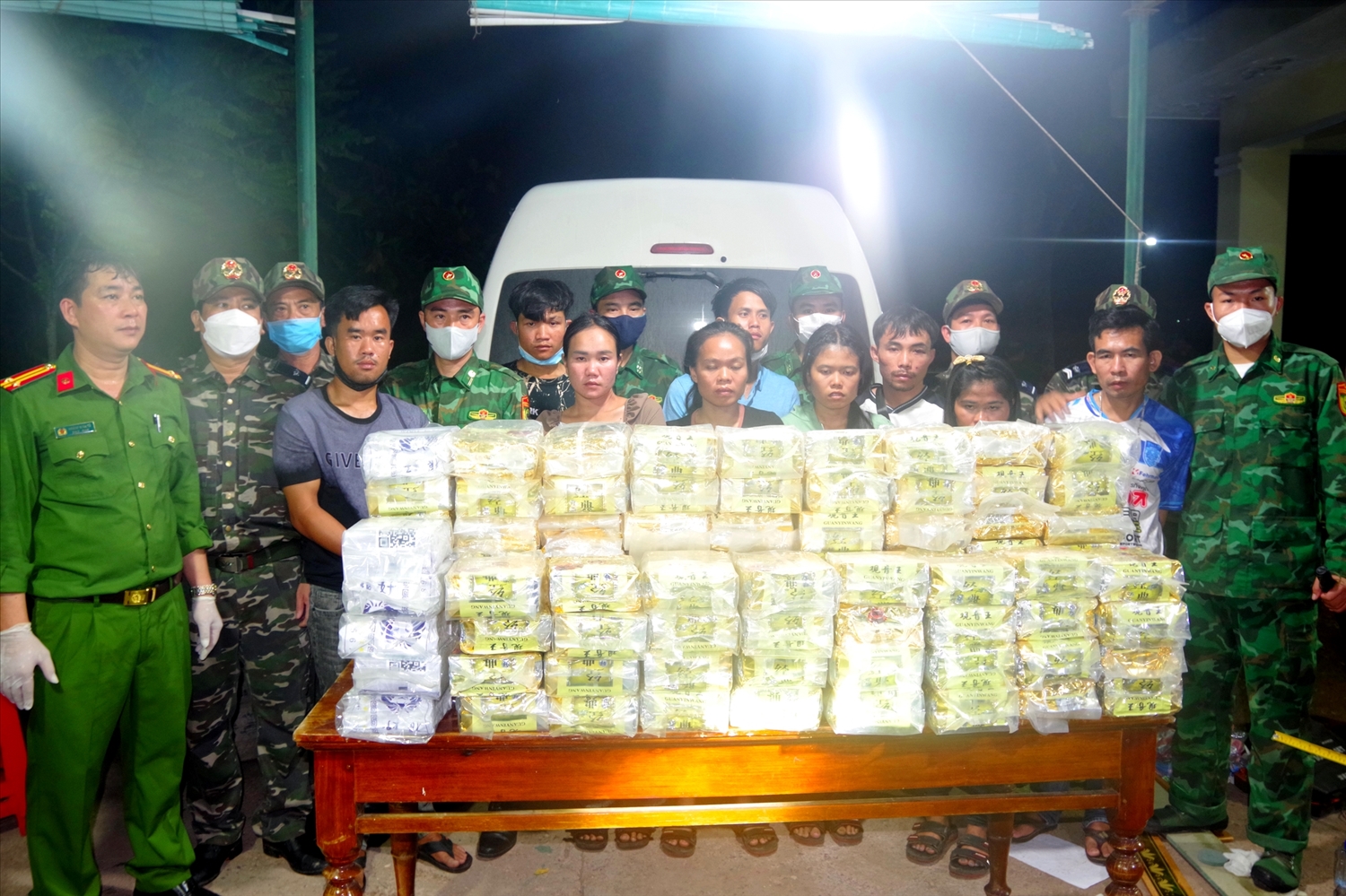 Các đối tượng cùng tang vật 100kg ma túy tổng hợp bị bắt giữ (Ảnh Phước Trung)