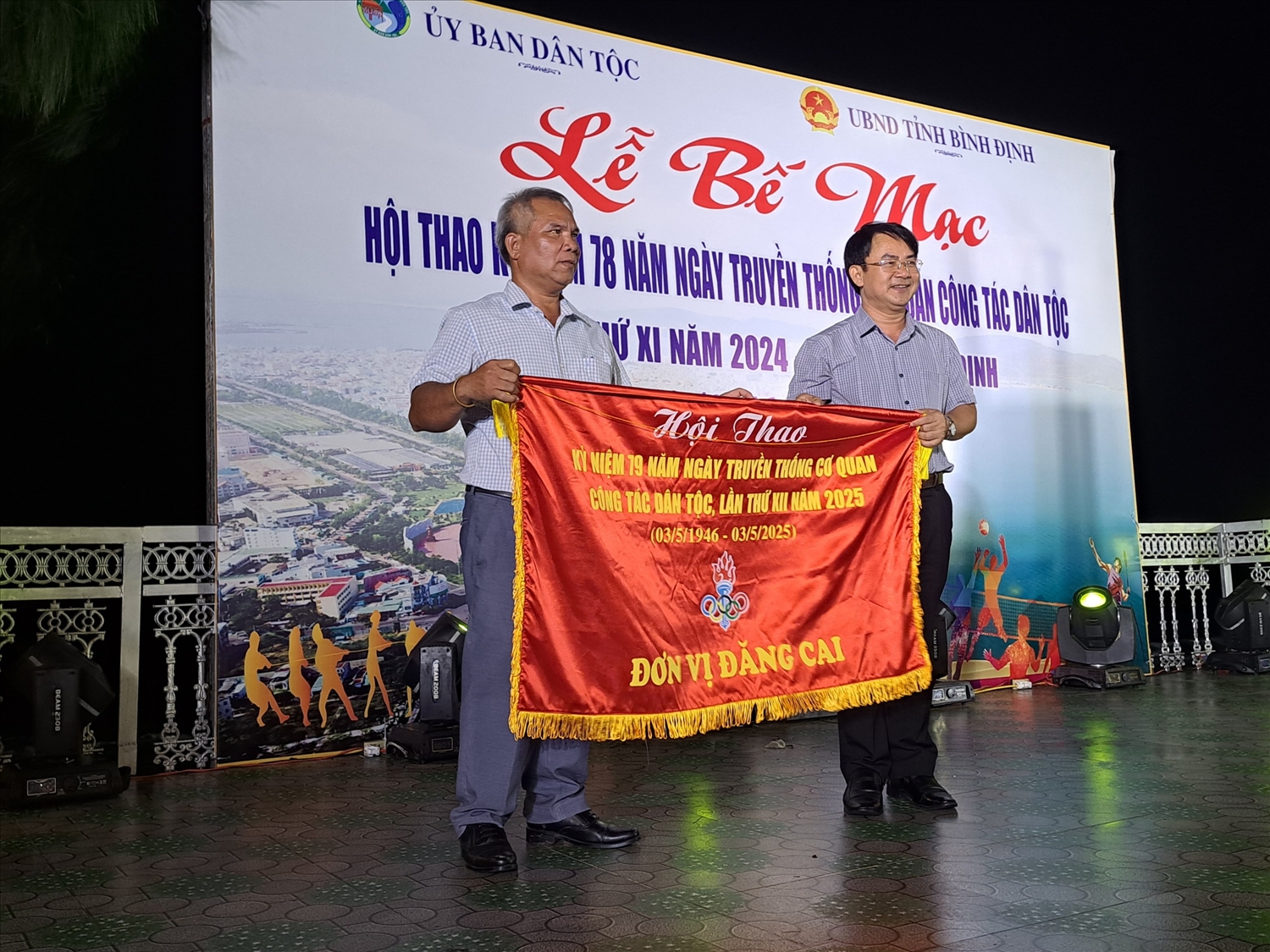 Ông Đinh Văn Lung, Trưởng ban Ban Dân tộc tỉnh Bình Định trao cờ đăng cai Hội thao lần thứ XII năm 2025 cho Ban Dân tộc tỉnh Đồng Nai