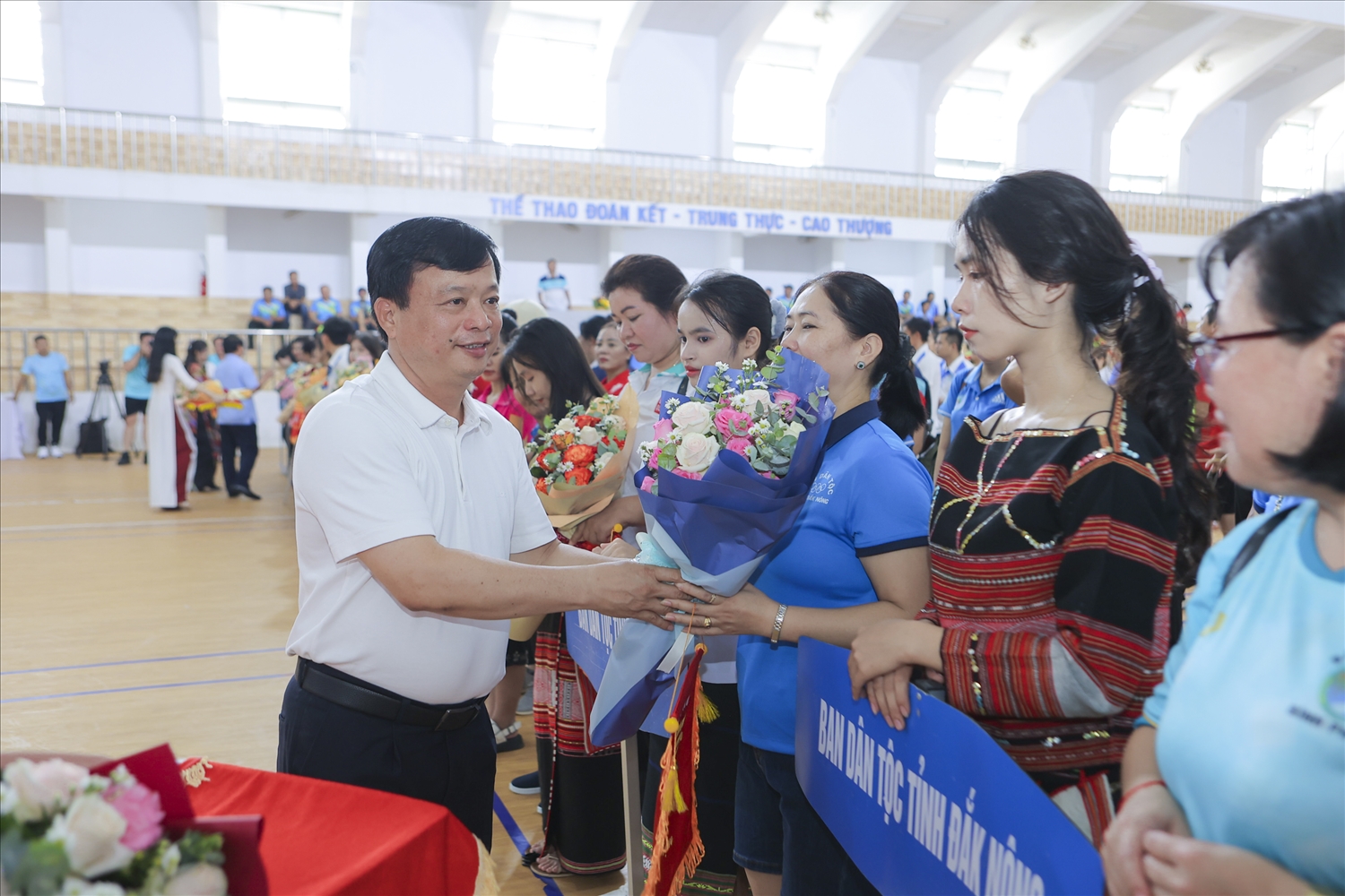 Ông Nguyễn Tuấn Thanh, Phó Chủ tịch Thường trực UBND tỉnh Bình Định tặng hoa cho các Đoàn tham gia Hội thao