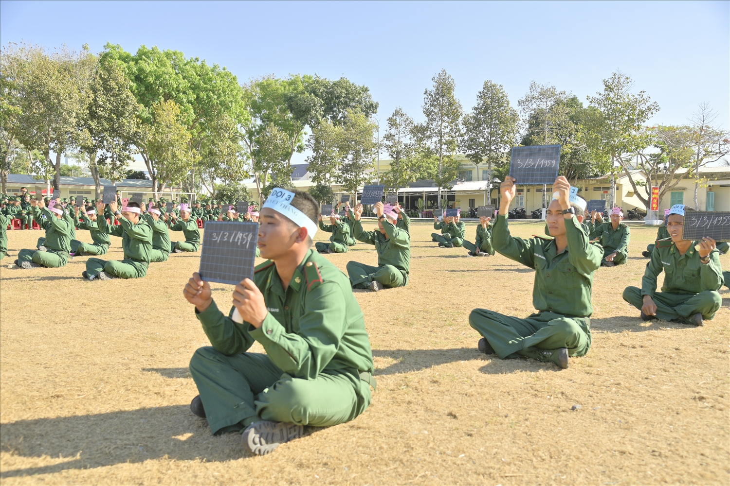 Các chiến sĩ mới tham gia trả lời câu hỏi của Ban tổ chức Chương trình "Tự hào chiến sĩ Biên phòng Kiên Giang"
