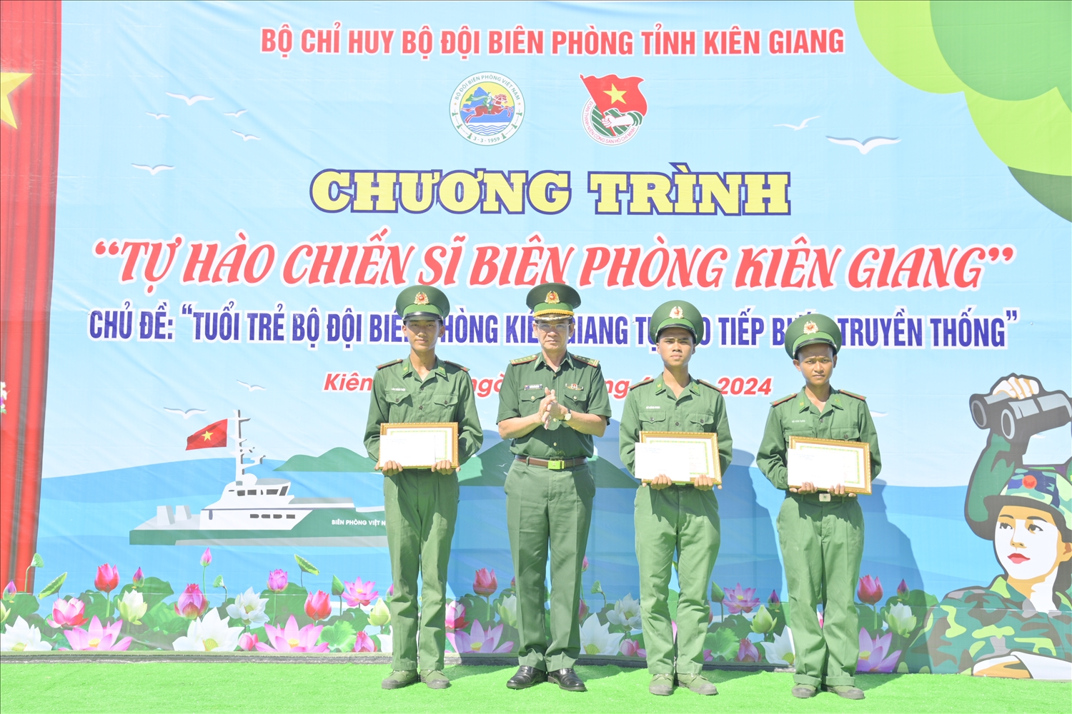 Đại tá Huỳnh Văn Đông, Chính uỷ BĐBP tỉnh Kiên Giang trao giải và giấy khen cho các chiến sĩ ( ảnh: Tiến Vinh)