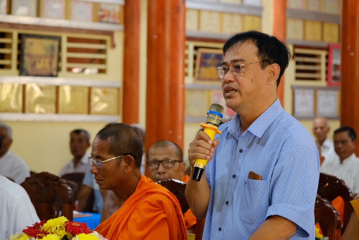 Ông Danh Phúc, Trưởng Ban Dân tộc tỉnh Kiên Giang có ý kiến phúc đáp đến các đại biểu 