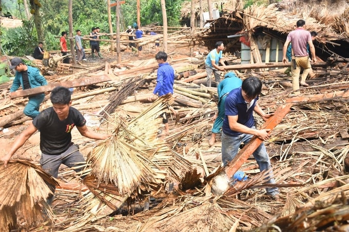 3 ngôi nhà của người dân ở huyện Lục Yên (Yên Bái) bị sập đổ hoàn toàn do dông lốc.