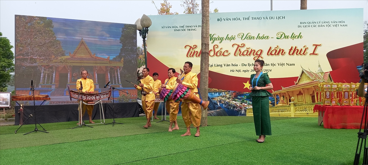 Đồng bào dân tộc Khmer biểu diễn nhạc cụ truyền thống