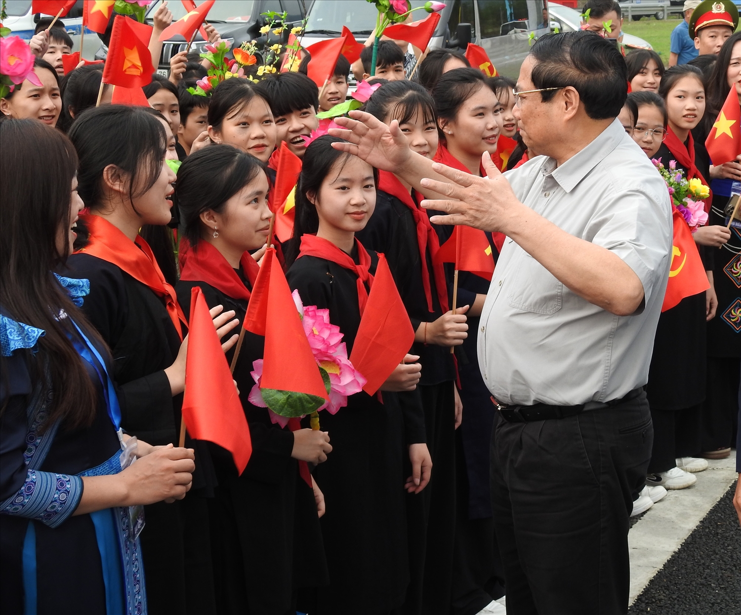 Thủ tướng Chính phủ Phạm Minh Chính trò chuyện với giáo viên và học sinh trên địa bàn huyện Chi Lăng, Lạng Sơn 