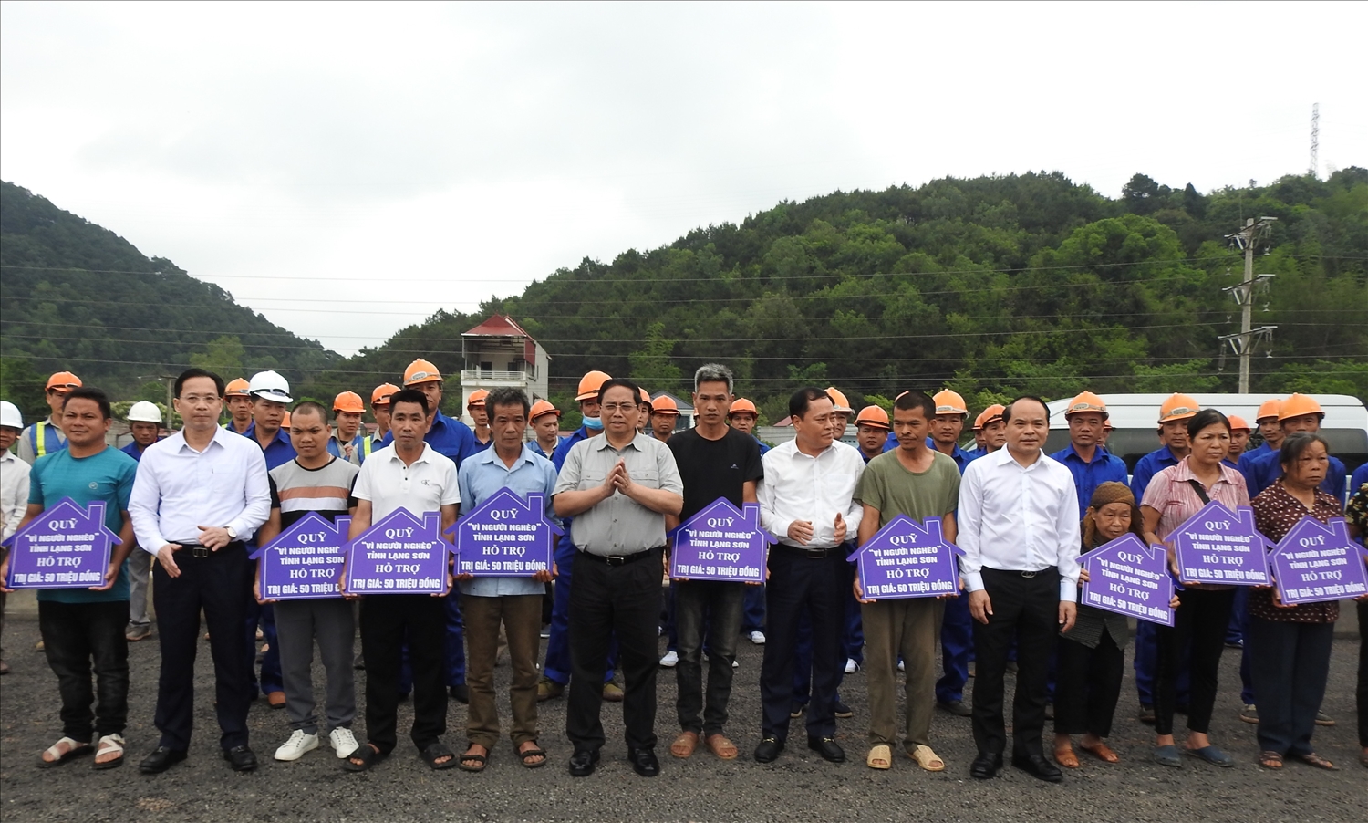 Thủ tướng Phạm Minh Chính và lãnh đạo tỉnh Lạng Sơn trao tặng mỗi hộ một căn nhà đại đoàn kết cho các hộ dân trong phạm vi ảnh hưởng của Dự án cải tạo quốc lộ 4B Lạng Sơn đi Quảng Ninh