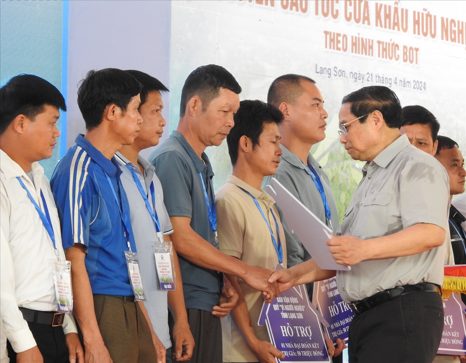 Thủ tướng Chính phủ Phạm Minh Chính trao nhà đại đoàn kết cho các hộ trong phạm vi ảnh hưởng của Dự án