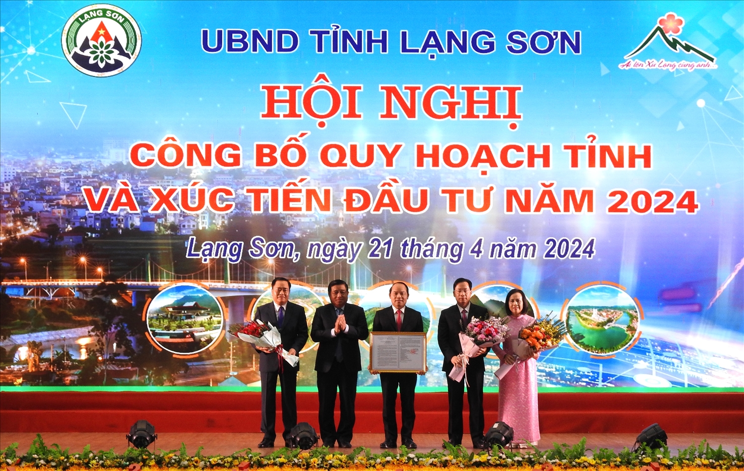 Ủy viên Trung ương Đảng, Bộ trưởng Bộ Kế hoạch và Đầu tư Nguyễn Chí Dũng trao Quyết định quy hoạch tỉnh Lạng Sơn thời kì 2021 - 2030, tầm nhìn đến năm 2050