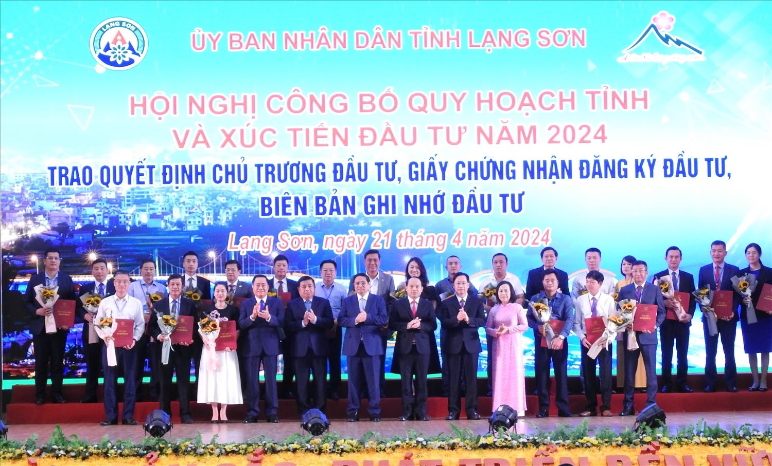 Các đại biểu tham dự Hội nghị chụp ảnh lưu niệm với các tập đoàn, doanh nghiệp nhận quyết định chủ trương đầu tư, giấy chứng nhận đăng kí đầu tư, biên bản ghi nhớ đầu tư của UBND tỉnh Lạng Sơn