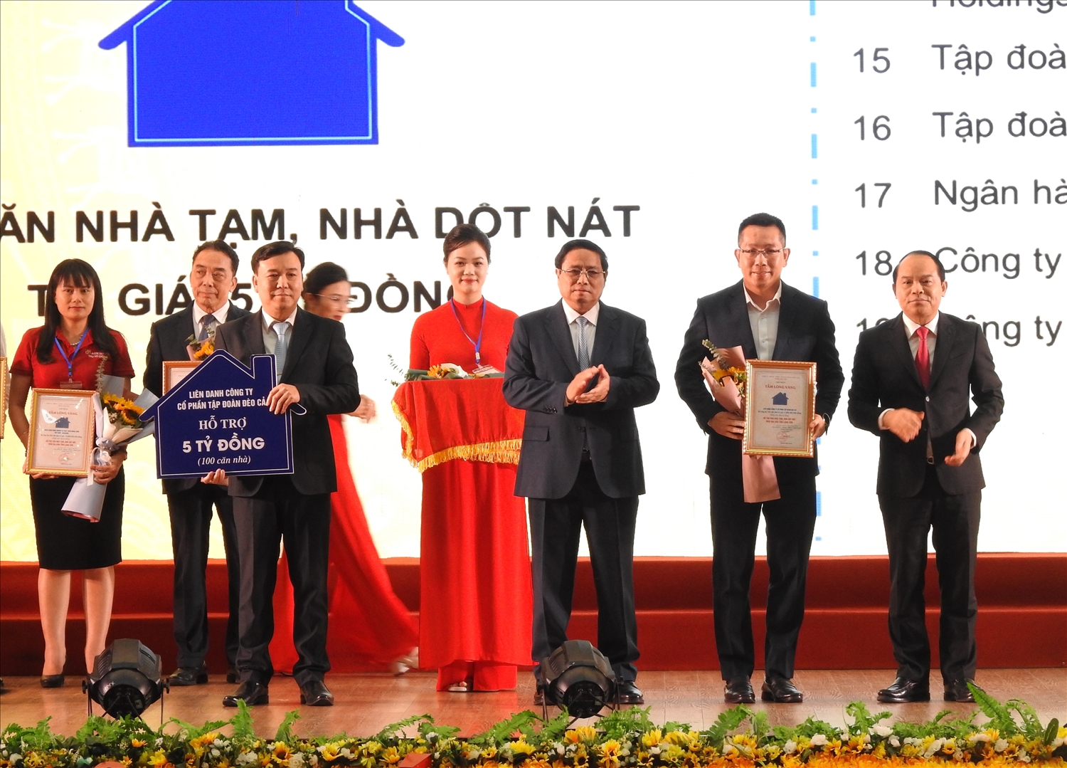 Thủ tướng Phạm Minh Chính và lãnh đạo tỉnh Lạng Sơn tiếp nhận ủng hộ, hỗ trợ từ Ban vận động "Quỹ vì người nghèo" Trung ương và các doanh nghiệp, nhà hảo tâm 