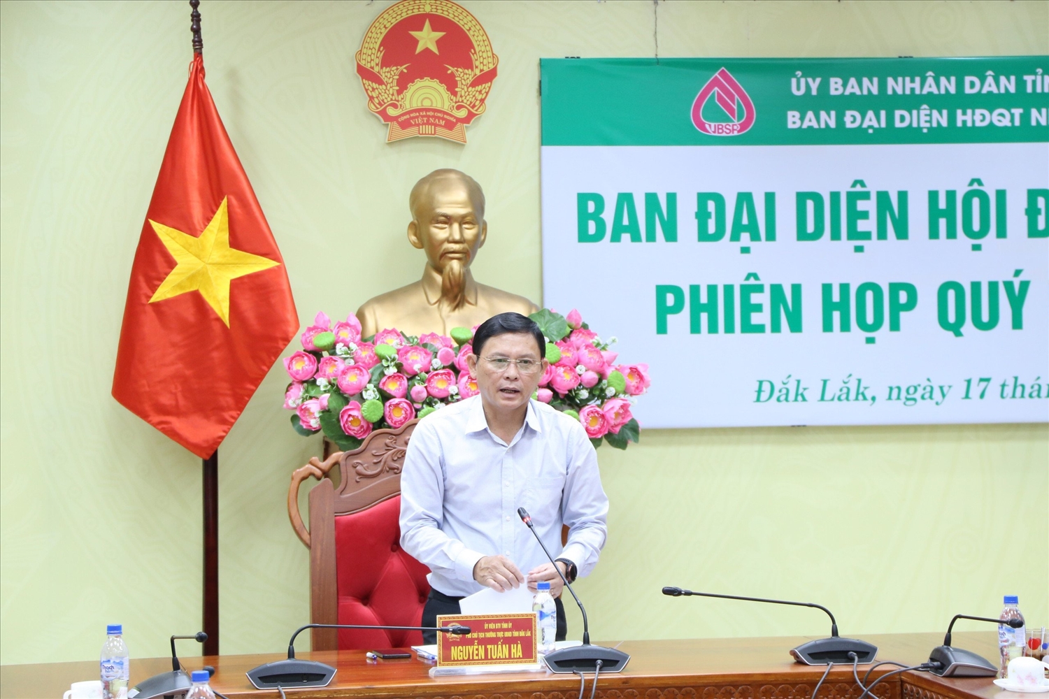 Ông Đào Thái Hòa, Giám đốc Ngân hàng CSXH Chi nhánh Đắk Lắk báo cáo tại phiên họp.