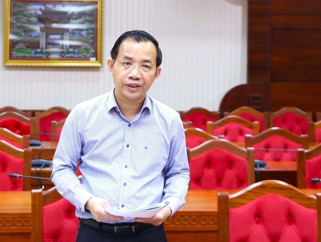 Ông Đặng Thái Hoà, Giám đốc Chi nhánh NHCSXH tỉnh Đắk Lắk báo cáo tại Phiên họp 