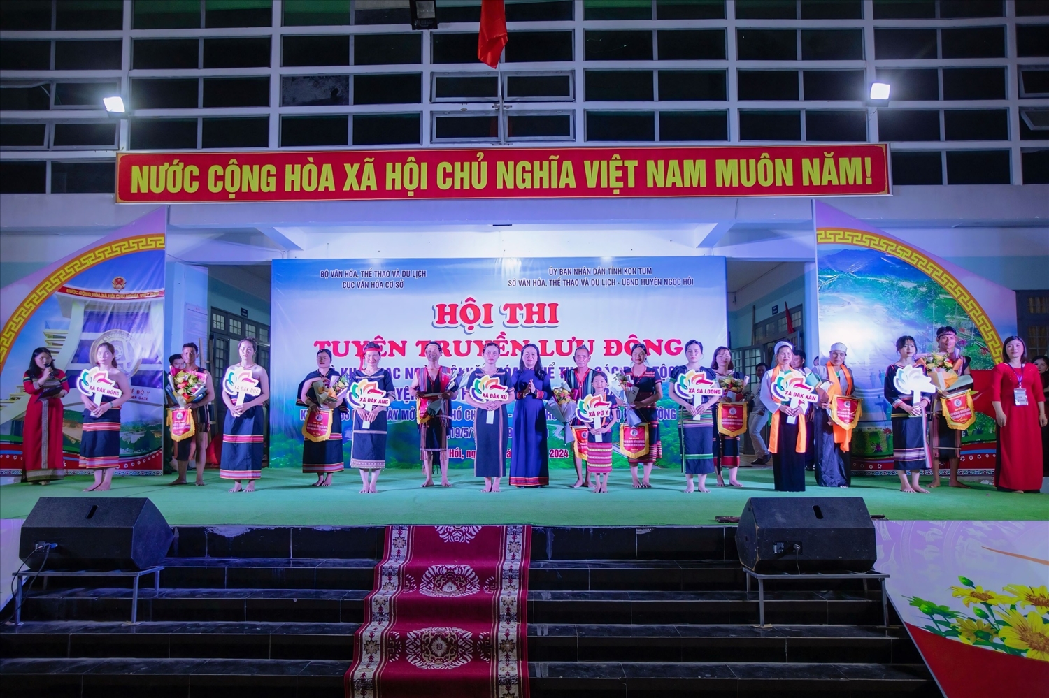 Ban tổ chức tặng hoa, cờ lưu niệm cho các đoàn nghệ nhân tham gia Ngày hội Văn hóa - Thể thao các dân tộc huyện Ngọc Hồi lần thứ V, năm 2024