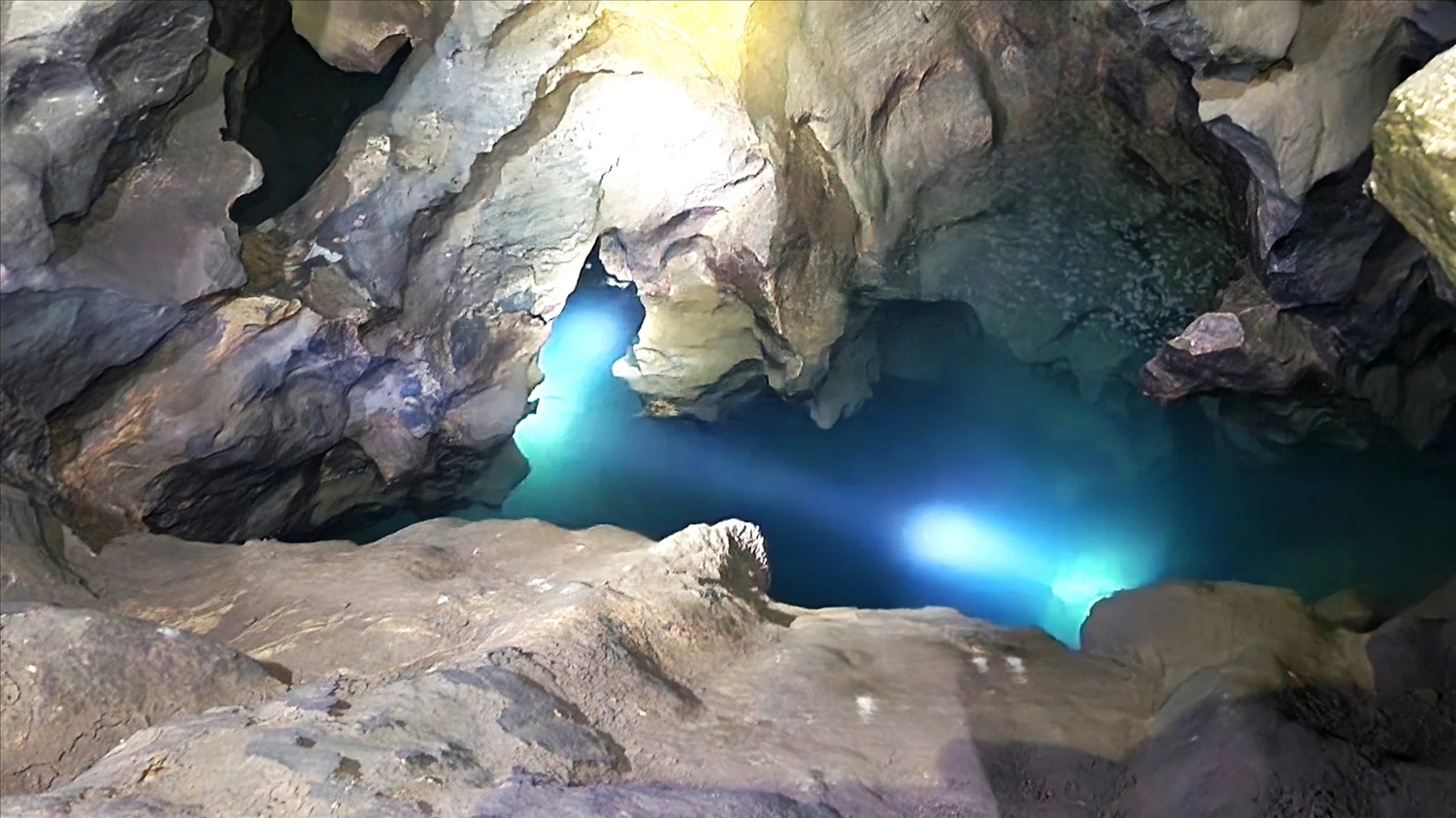 Bên trong hang có mạch nước ngầm chảy ra ngoài