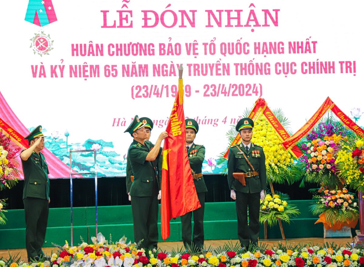 Thừa ủy quyền của Chủ tịch nước, Trung tướng Nguyễn Anh Tuấn, Bí thư Đảng ủy, Chính ủy BĐBP đã trao Huân chương Bảo vệ Tổ quốc hạng Nhất cho Cục Chính trị BĐBP