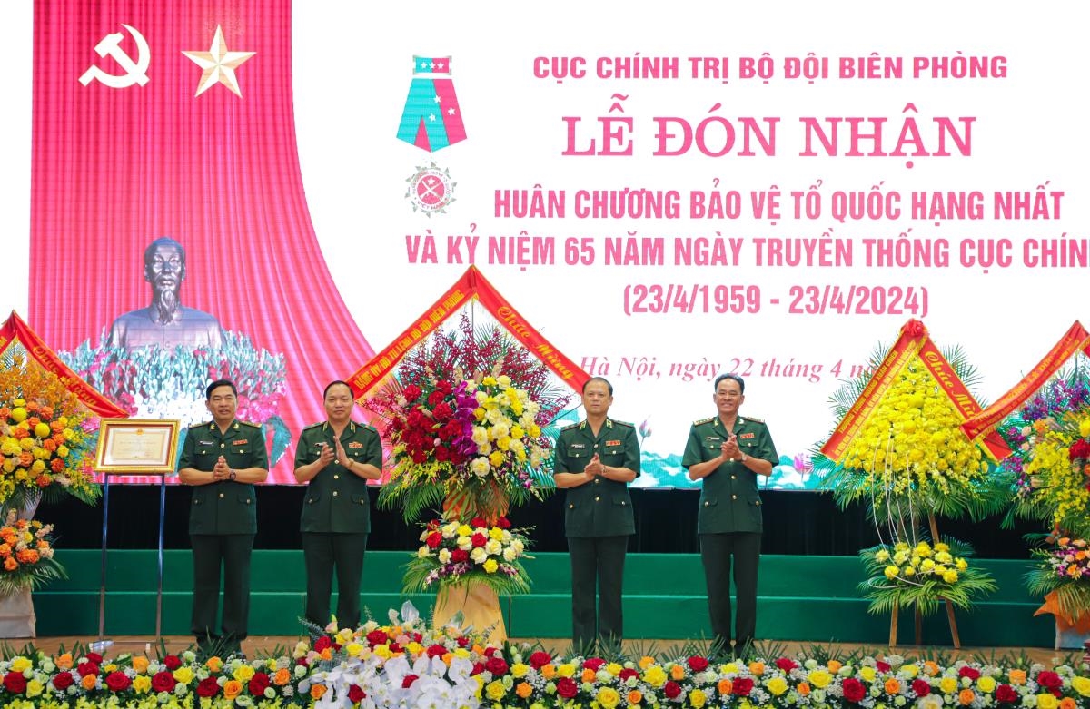 Trung tướng Nguyễn Anh Tuấn tặng hoa chúc mừng Cục Chính trị BĐBP