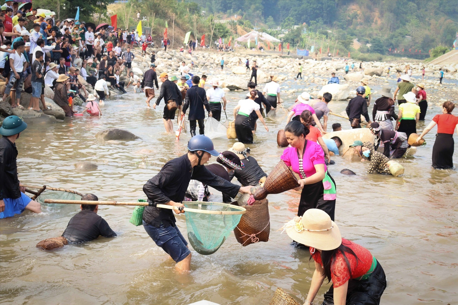 Hoạt động trải nghiệm bắt cá suối thu hút đông đảo nhân dân và du khách tham gia.