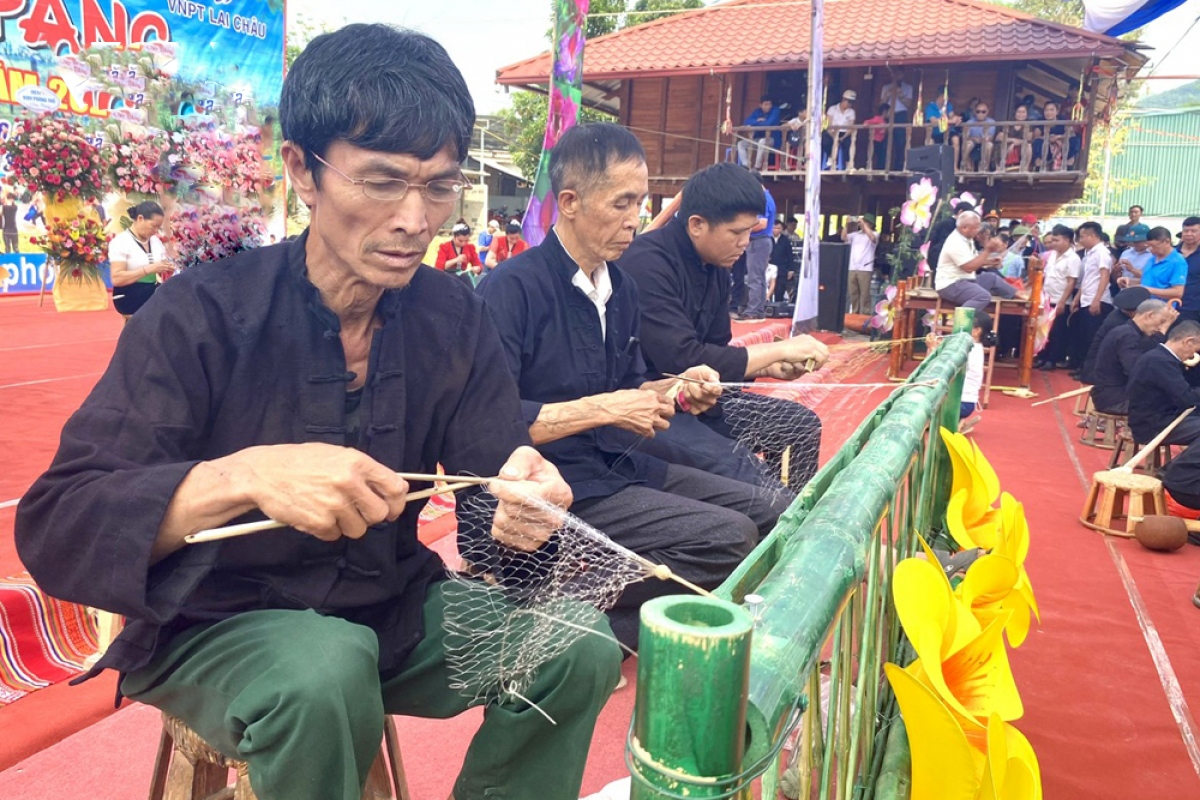 Đàn ông người Thái thi đan chài bắt cá